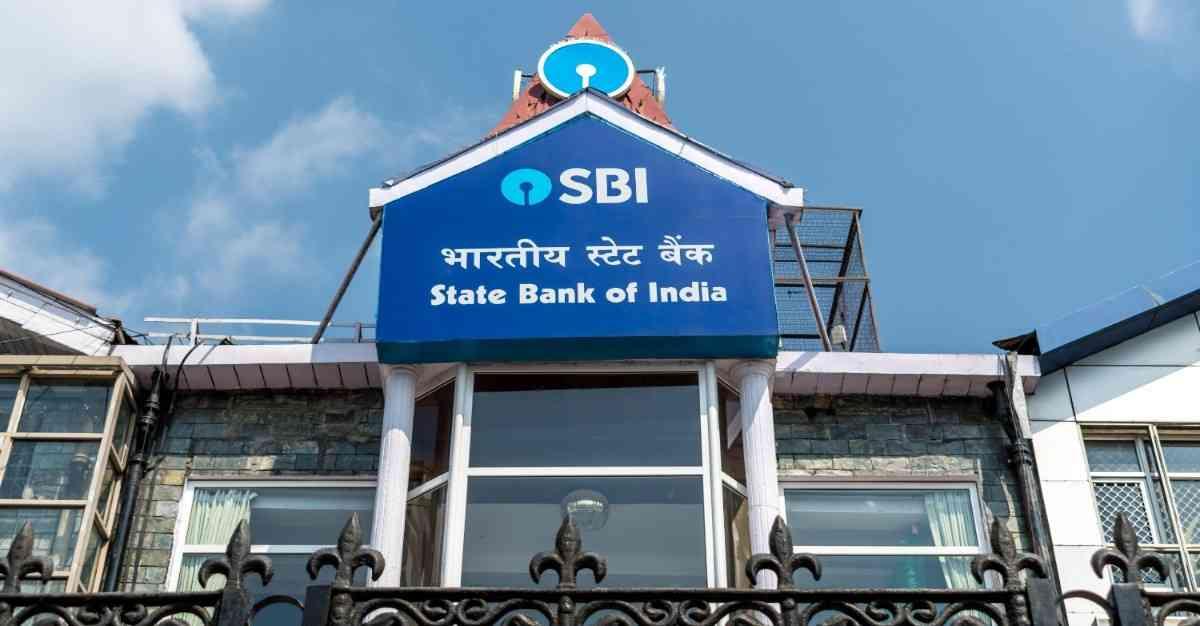 भारताच्या सर्वात मोठ्या सार्वजनिक क्षेत्रातील बँकेने $2 अब्ज निधी उभारणीच्या योजनेला मंजुरी दिली; Q4 मध्ये परदेशी संस्थात्मक गुंतवणूकदारांचा हिस्सा वाढला.